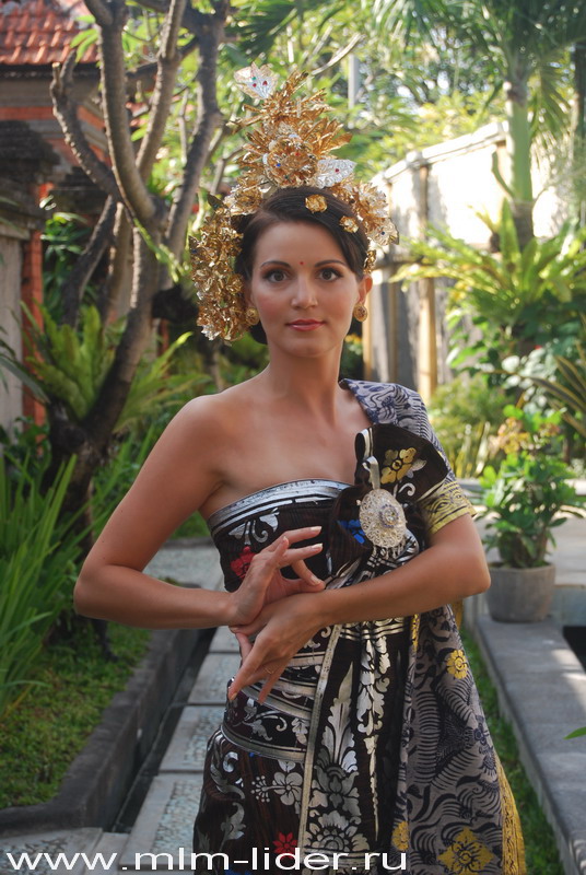 Катя в наряде неветы с Бали