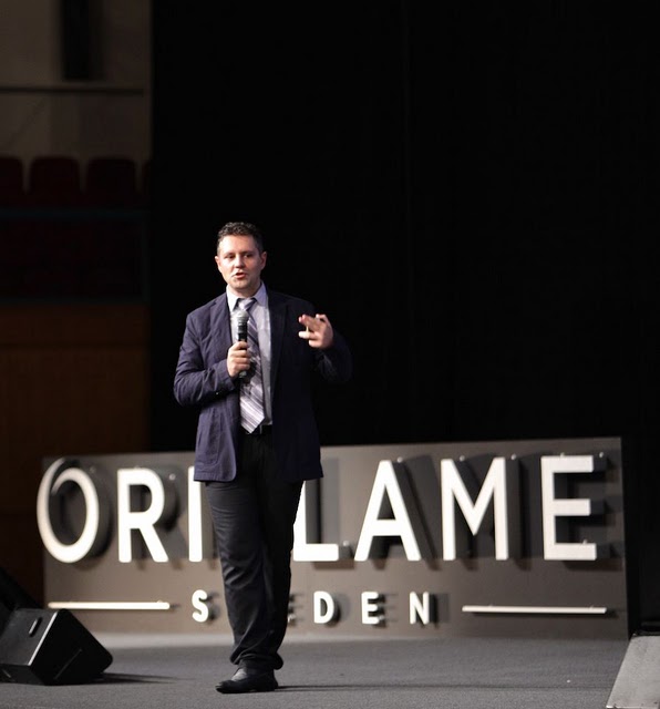 Константин Харченко выступает на президентских курсах Орифлэйм в Лиссабоне