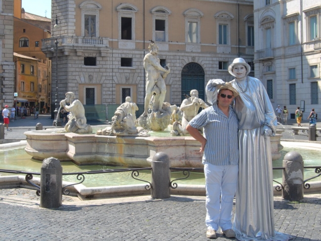 Статуя снимает мою шляпу На площали Навона в Риме