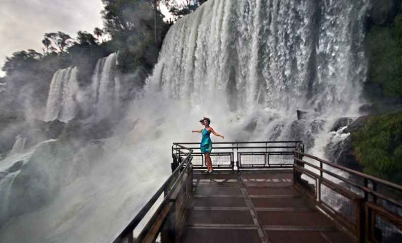 Катя у водопада Игуасу