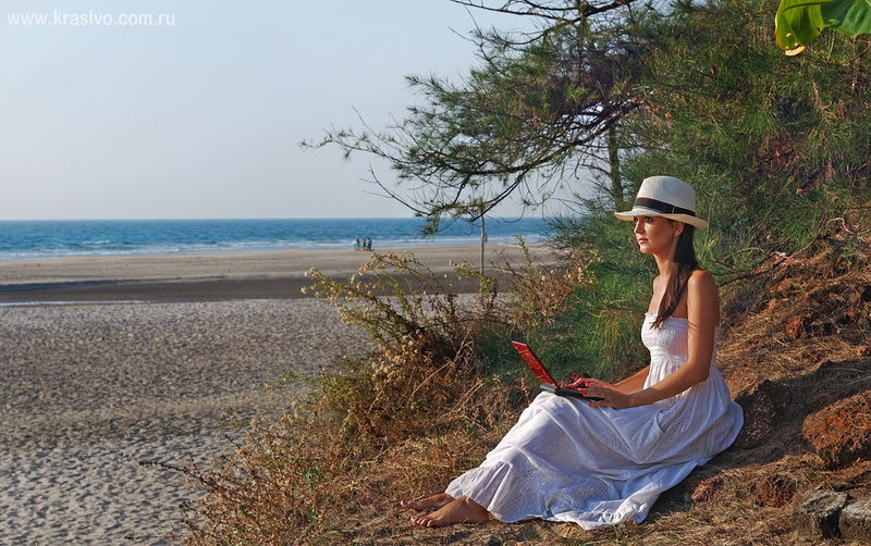 Екатерина Исаева на берегу океана с ноутбуком