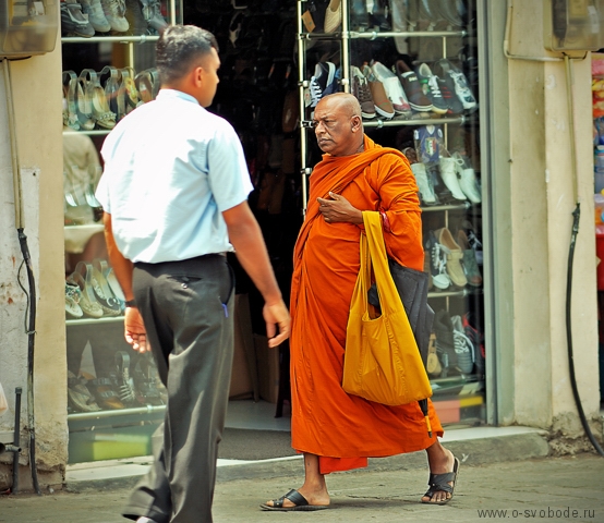 На Шри-ланке в Канди тоже процветает Буддизм