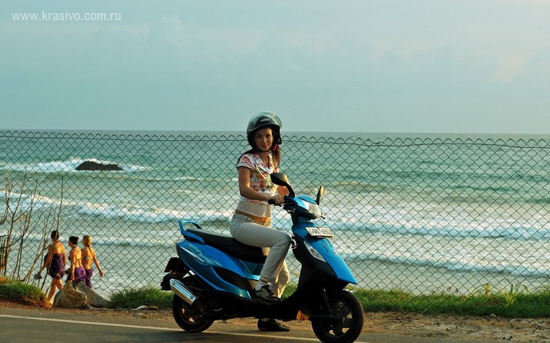 Екатерина Исаева на мотобайке на Шри-Ланке