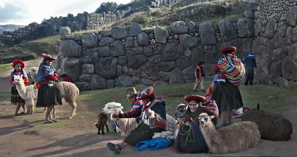 Куско, Перу. Альпаки и местные жители.