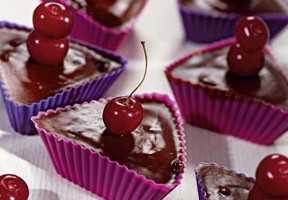 Шоколадное суфле - шоколадным соусом и вишней