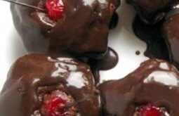 Шоколадное суфле с шоколадным соусом и вишней
