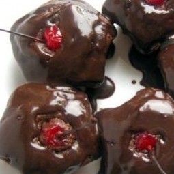 Шоколадное суфле с шоколадным соусом и вишней