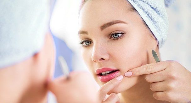 7 mauvaises habitudes qui peuvent accentuer votre acné