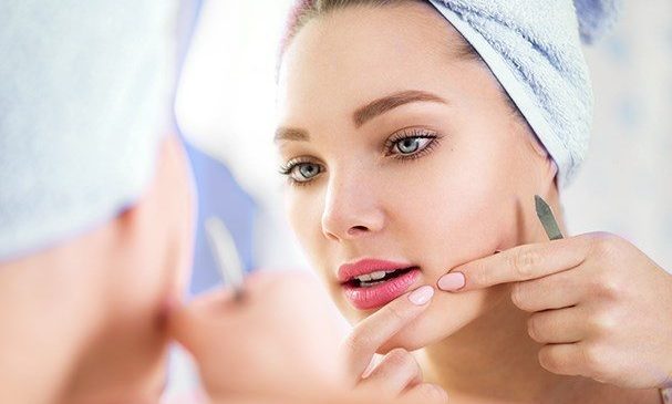 7 mauvaises habitudes qui peuvent accentuer votre acné